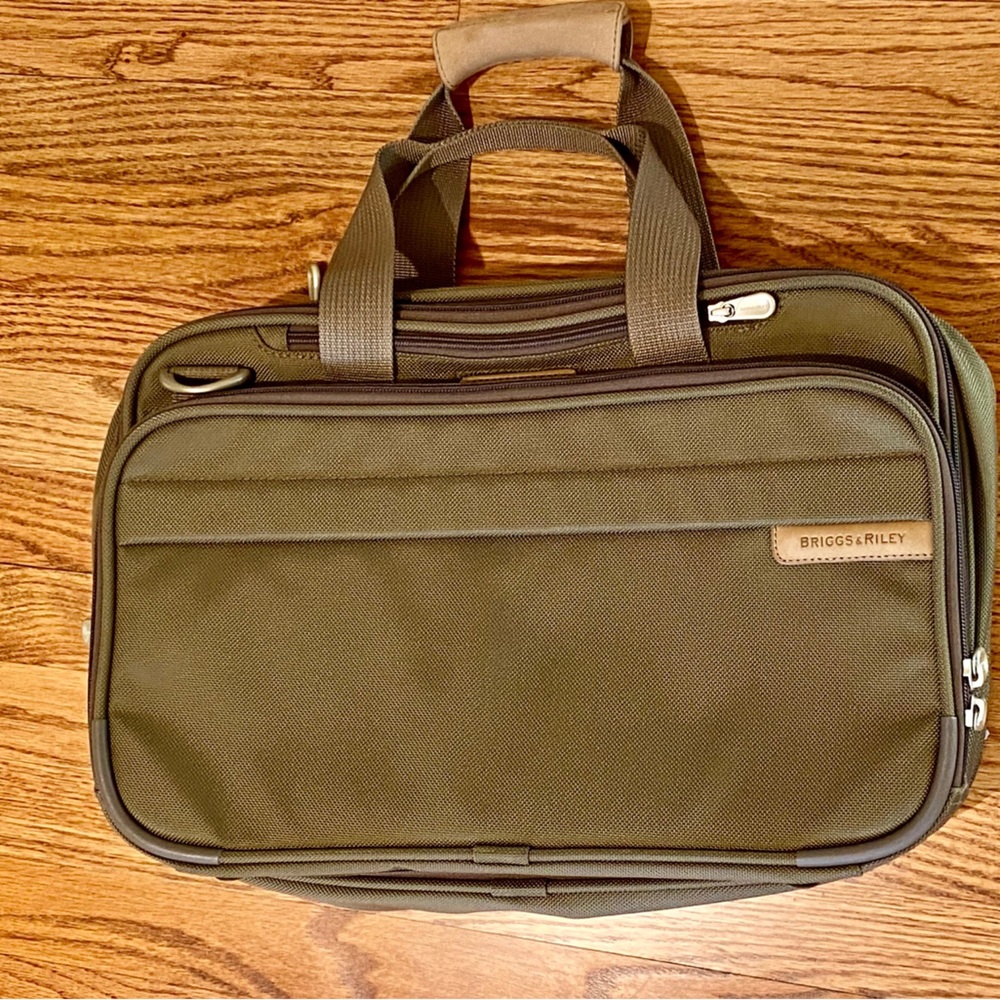 Briggs & Riley expandable carry on shoulder bag — like new!